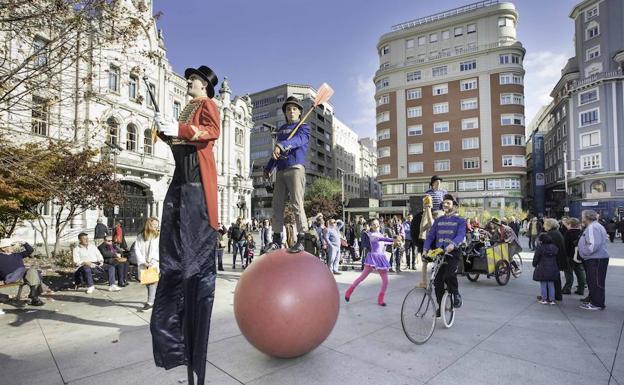 La compañía Malabaracirco, durante el pasacalles con personajes de un antiguo circo que protagonizó este sábado por Santander