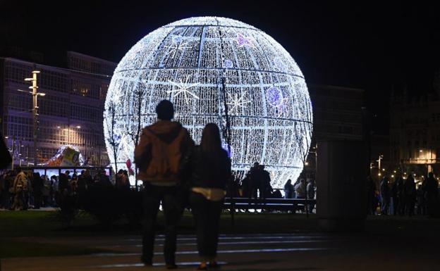 Bola de Navidad gigante instalada las pasadas Navidades en A Coruña y cuyo modelo se pretende traer a Torrelavega.