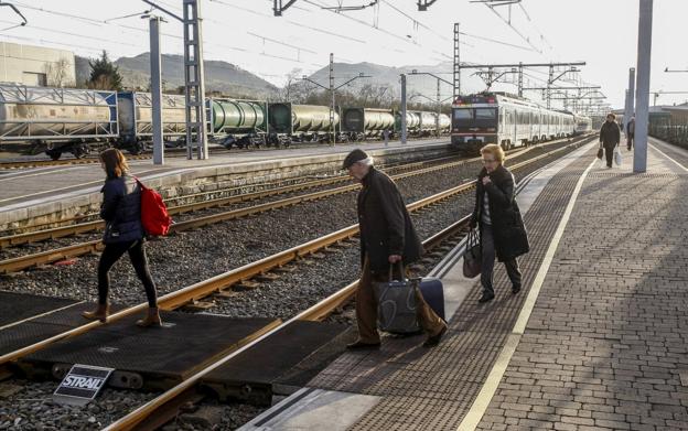 Un grupo de pasajeros cruza por las vías para ir de un andén a otro en la estación de Torrelavega