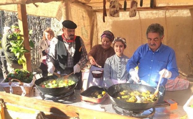 Revilla friendo pimientos en la feria de la alubia en Casar de Periedo.