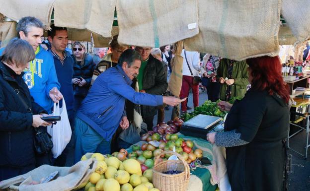 Revilla comprando preductos, este domingo en la feria de la alubia en casar de Periedo. 