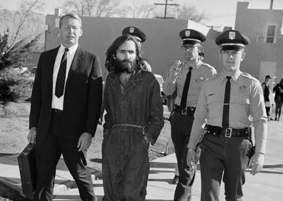 Imagen secundaria 1 - Arriba, con la joven veinteañera con la que estuvo a punto de casarse hace dos años. Debajo, policías le conducen ante el tribunal, en diciembre de 1969. Manson compareció ante el tribunal que le iba a juzgar hace 28 años con una cruz en la frente, que luego convirtió en gamada como muestra la imegen de abajo.