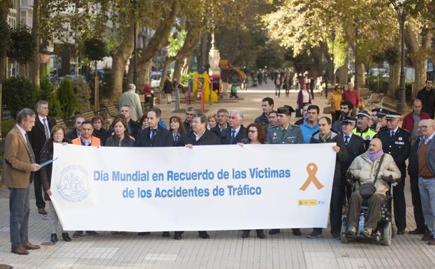 Cerca de 30 personas han desplegado una pancarta en la Alameda de Oviedo, en Santander, para recordar a las víctimas de accidentes de tráfico. 