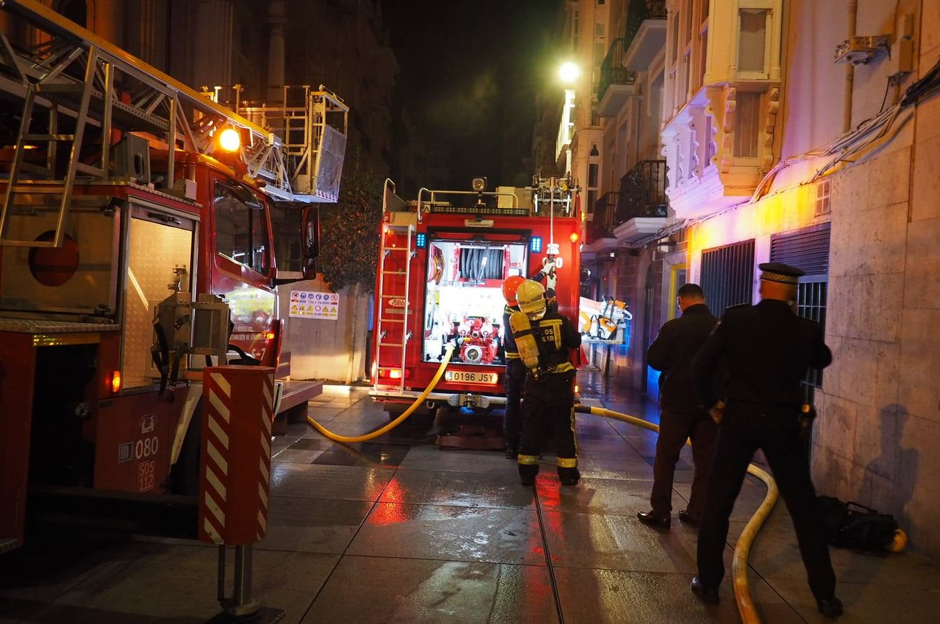 A las cinco de la madrugada, los bomberos acudieron al Museo de Arte Moderno de Santander, donde se declaró un incendio que ya está controlado