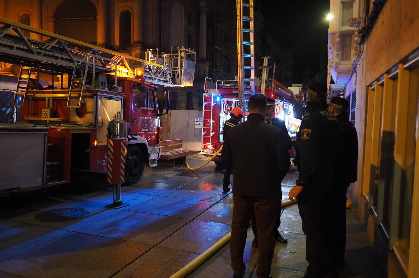 A las cinco de la madrugada, los bomberos acudieron al Museo de Arte Moderno de Santander, donde se declaró un incendio que ya está controlado