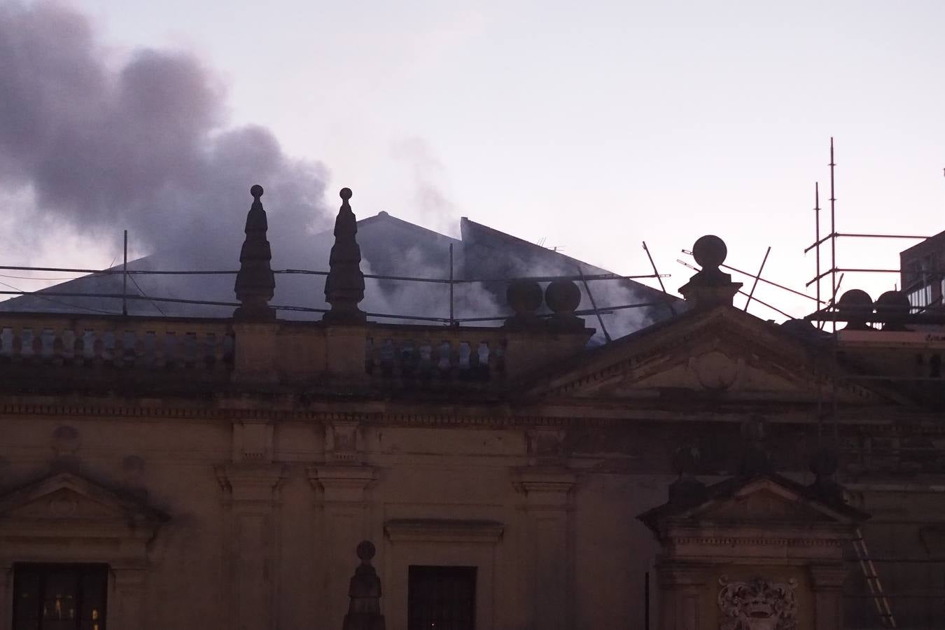 A las cinco de la madrugada, los bomberos acudieron al Museo de Arte Moderno de Santander, donde se declaró un incendio que ya está controlado