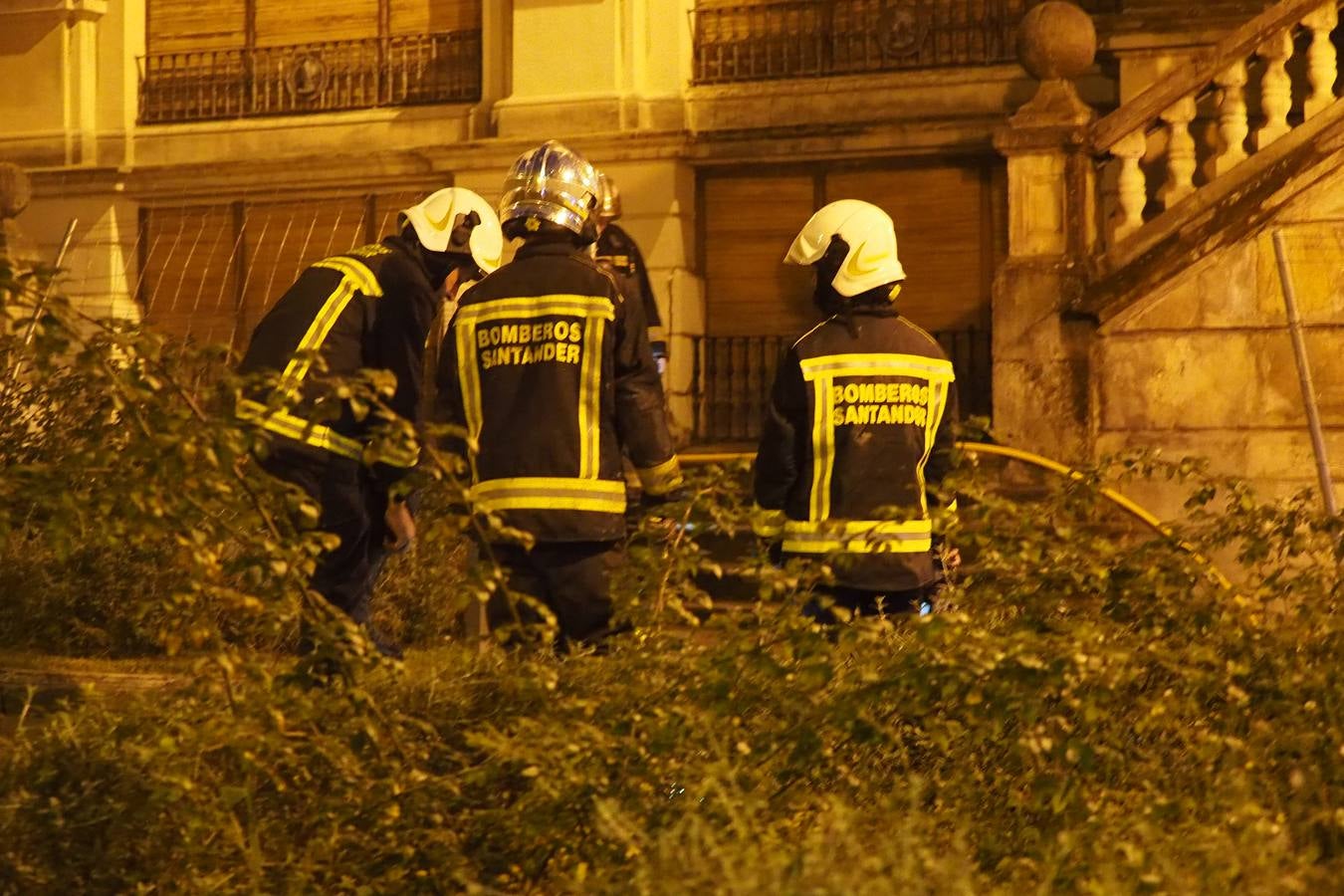 A las cinco de la madrugada, los bomberos acudieron al Museo de Arte Moderno de Santander, donde se declaró un incendio que ya está controlado