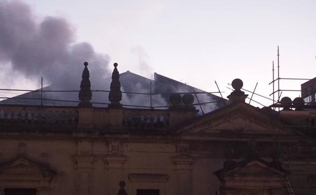 Dispositivo de extinción del incendio declarado a las cinco y media de la madrugada en el Museo de Arte Moderno y Contemporáneo de Santander.