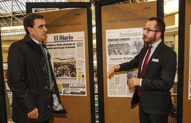 Ignacio Pérez (izquierda) y Pedro Duplá, en la inauguración de la muestra de portadas de El Diario Montañés. 