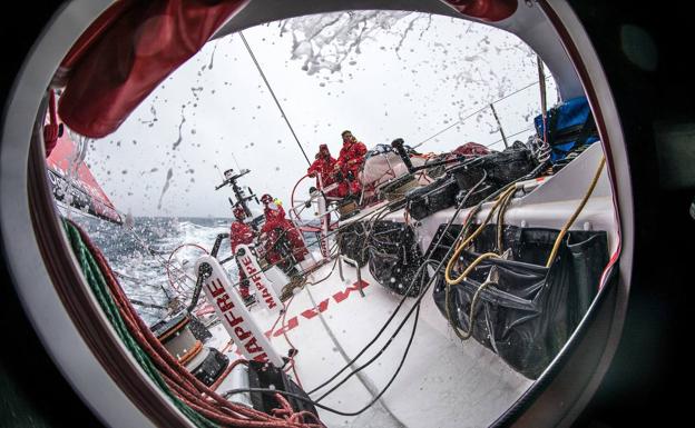 Los navegantes del Mapfre faenan en cubierta.