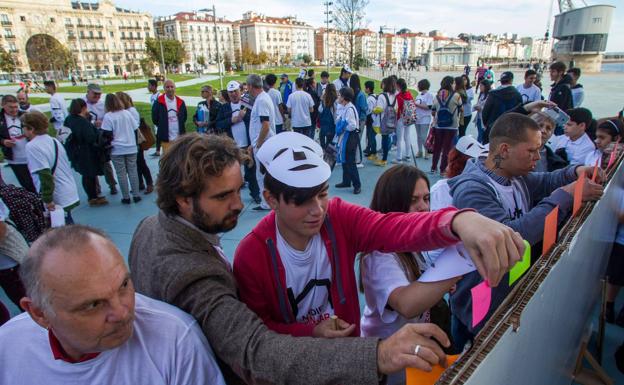 Congregación de la Coordinadora de Personas Sin Hogar en Cantabria, ayer al mediodía, bajo el Centro Botín. 