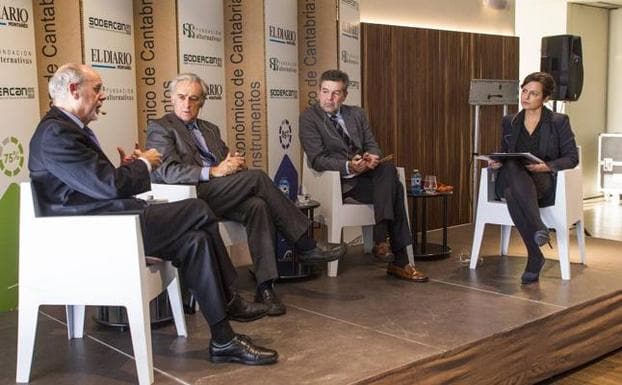 José Villaverde, Jesús Ruiz-Huerta, Ángel Agudo y Pilar González, ayer en el hotel Chiqui durante la presentación del informe 