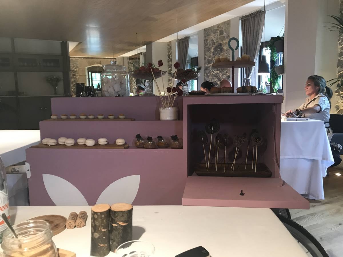 Algunas de las especialidades de la carta y rincones del restaurante de Hoznayo que acaba de conseguir una Estrella Michelin
