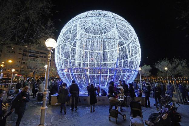 La gran bola navideña instalada por la misma empresa el año pasado en San Sebastián. 
