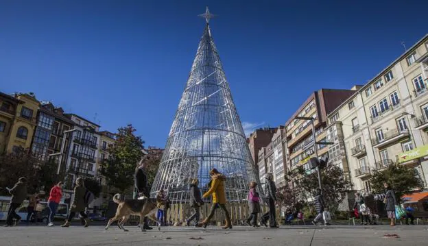 Árbol de Navidad de 22 metros de altura instalado en la plaza del Ayuntamiento