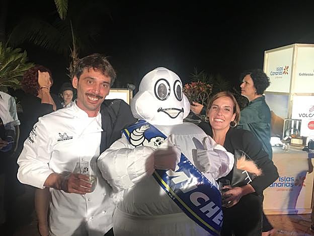 Eduardo Quintana y Cristina Cruz, junto con el bibendum, en la gala de Michelin, el miércoles en Tenerife. 