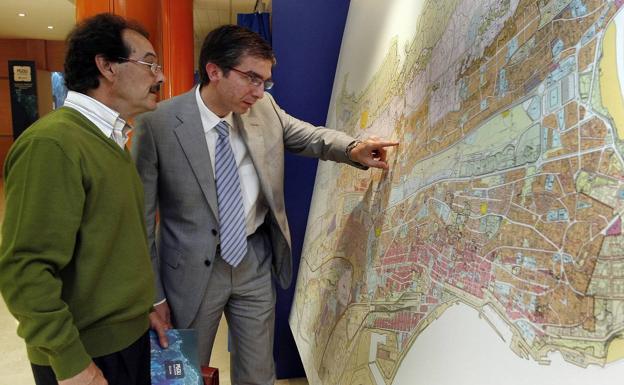 Imagen de archivo de César Díaz con el mapa del Plan General