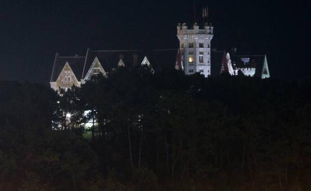 Vista nocturna del Palacio de la Magdalena.