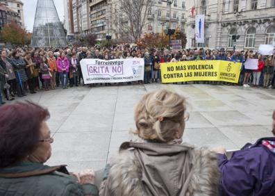 Imagen secundaria 1 - Un millar de personas se manifiesta en Santander contra la violencia machista