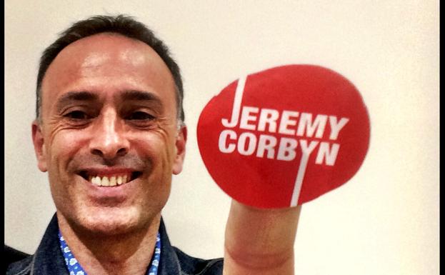 Luis Ventoso, con una pegatina del líder laborista Jeremy Corbyn en las pasadas elecciones.