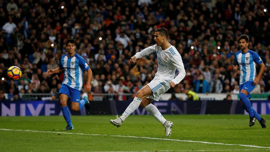 El Real Madrid venció al Málaga 3-2 en el Santiago Bernabéu. Un partido loco donde Benzema abrió la lata y Casemiro volvió a poner ventaja tras el empate de Rolan. El 'Chory' Castro volvió a poner las tablas tras un error de Kiko Casilla y Cristiano, que vio como Roberto paraba su penalti, anotaba a placer en el rechace para dar la victoria a los blancos. 