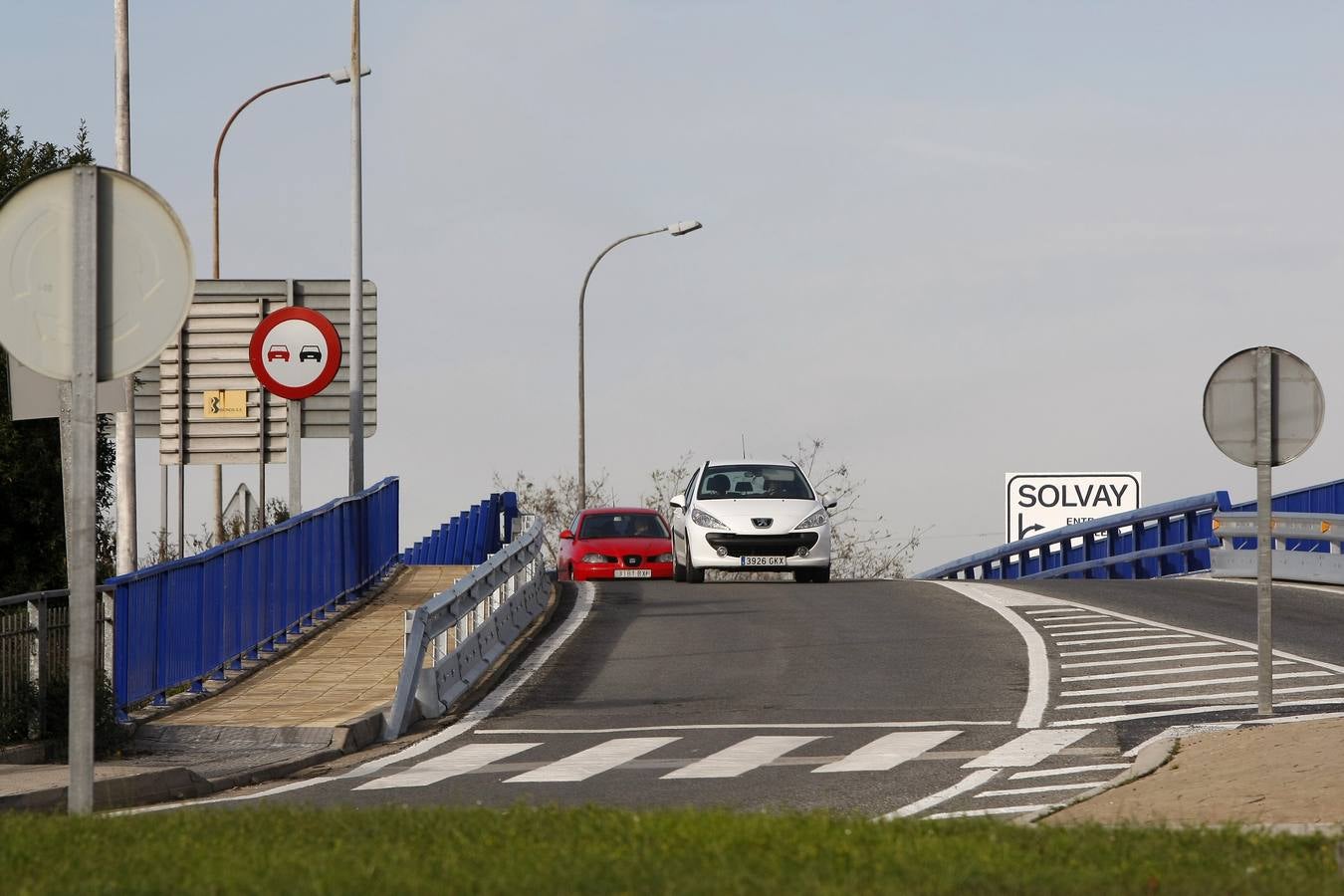 Desde este lunes se ha puesto punto final a un 'punto negro' para la seguridad vial en Torrelavega. Esta mañana quedaron oficialmente inaugurados los trabajos de mejora en la carretera autonómica CA-131, entre la glorieta de Barreda y la entrada a la factoría de Solvay, una zona conocida como el 'puente de Solvay' con una fuerte carga de tráfico y de vehículos pesados.