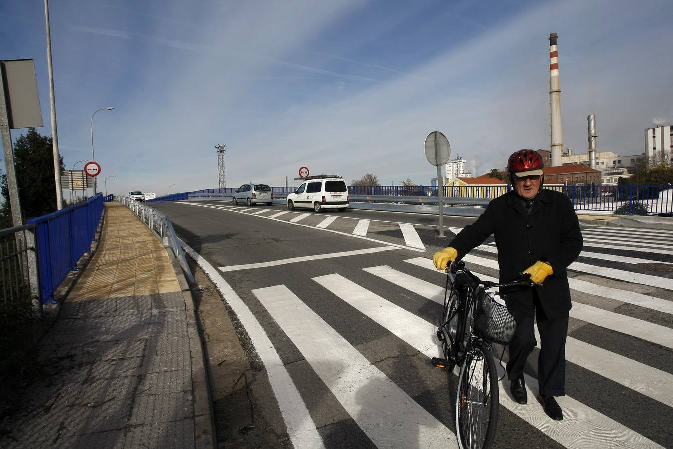 Desde este lunes se ha puesto punto final a un 'punto negro' para la seguridad vial en Torrelavega. Esta mañana quedaron oficialmente inaugurados los trabajos de mejora en la carretera autonómica CA-131, entre la glorieta de Barreda y la entrada a la factoría de Solvay, una zona conocida como el 'puente de Solvay' con una fuerte carga de tráfico y de vehículos pesados.