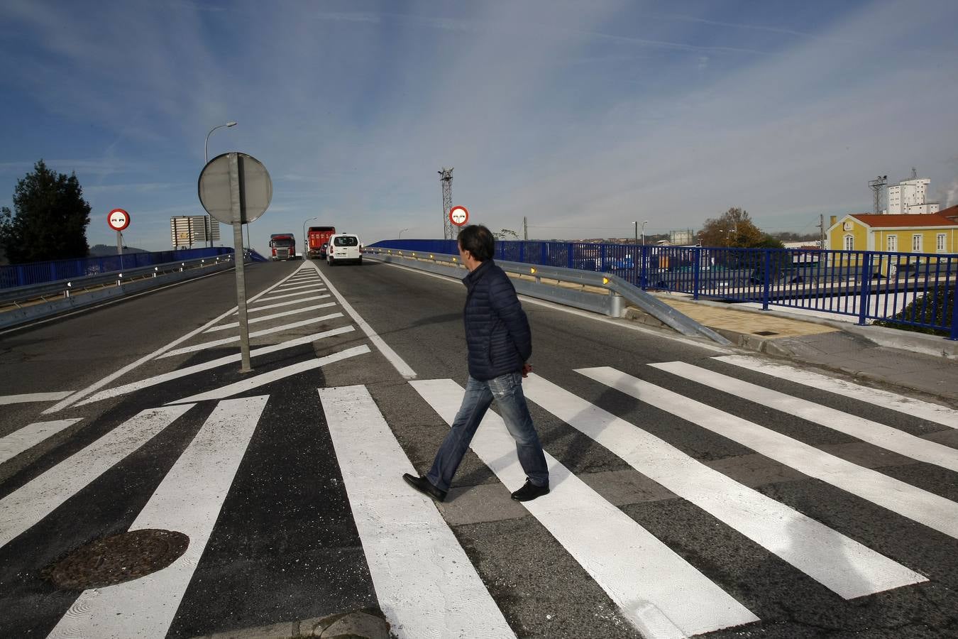 Desde este lunes se ha puesto punto final a un 'punto negro' para la seguridad vial en Torrelavega. Esta mañana quedaron oficialmente inaugurados los trabajos de mejora en la carretera autonómica CA-131, entre la glorieta de Barreda y la entrada a la factoría de Solvay, una zona conocida como el 'puente de Solvay' con una fuerte carga de tráfico y de vehículos pesados.