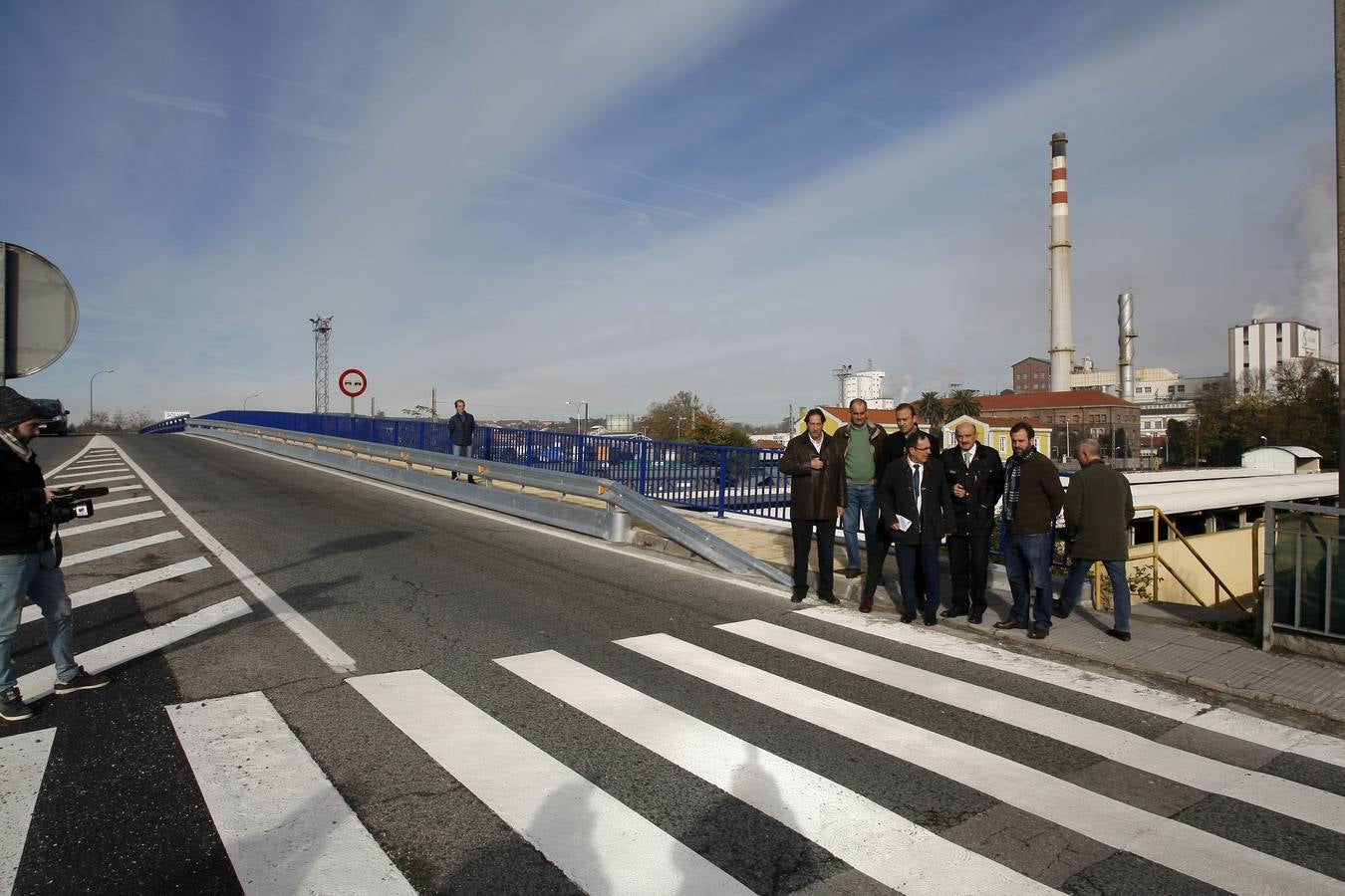 Desde este lunes se ha puesto punto final a un 'punto negro' para la seguridad vial en Torrelavega. Esta mañana quedaron oficialmente inaugurados los trabajos de mejora en la carretera autonómica CA-131, entre la glorieta de Barreda y la entrada a la factoría de Solvay, una zona conocida como el 'puente de Solvay' con una fuerte carga de tráfico y de vehículos pesados.