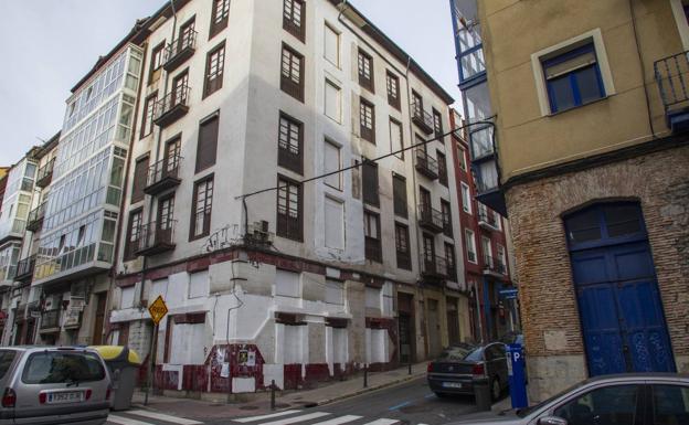 Magallanes esquina Florida. En la intersección de las dos calles, el hostelero Ángel Cuevas ha comprado un edificio que reconvertirá en un hotel urbano de categoría tres estrellas. El edificio debe ser remodelado en su integridad y se encuentra muy cerca de la Biblioteca Municipal y el Museo de Bellas Artes. 