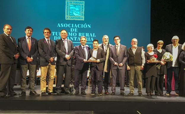 q Foto de grupo de premiados, autoridades y responsables de la Asociación de Turismo Rural, en la gala del 25 aniversario.