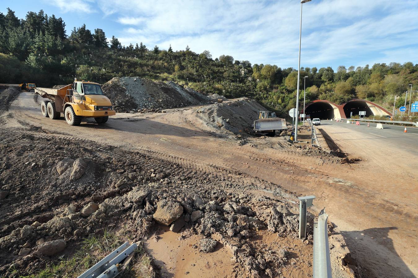 Continúan los trabajos para eliminar el argayo que bloqueó la carretera a la altura de Caviedes