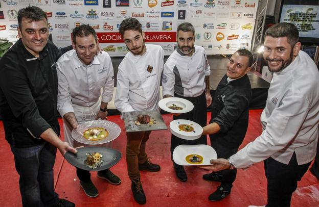 Borja Moncalvillo, Javier Marañón, Javier Gancedo, Ignacio Pérez, Vicente Martín y José Antonio Llorente muestran sus platos.