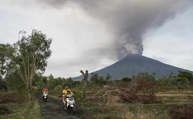 La amenaza del volcán Agung, en Bali (Indonesia), ha obligado a desalojar a la población que vive en un radio de diez kilómetros