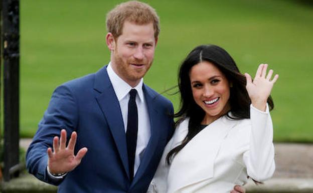 El príncipe Harry (i) y Markle saludan tras anunciar su compromiso. 