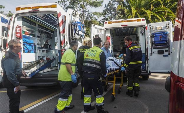 Evacuación de uno de los afectados.