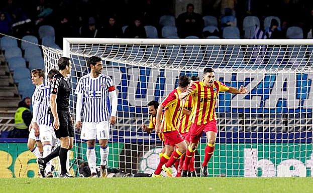 Los futbolistas del Lleida celebran uno de los tantos. 