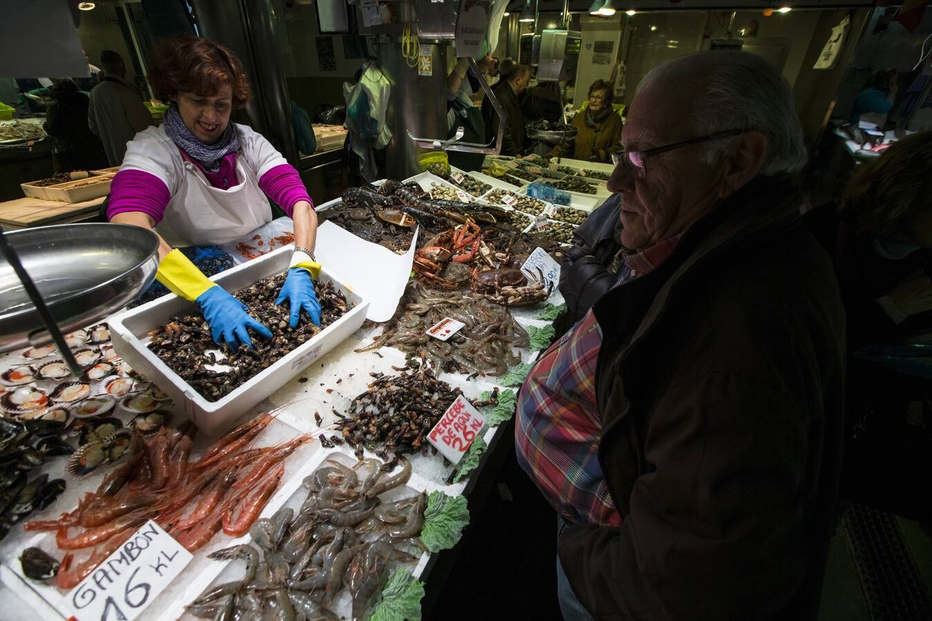 La Navidad asoma aún poco por el Mercado de La Esperanza. Los vendedores creen que se notará a partir del puente de diciembre