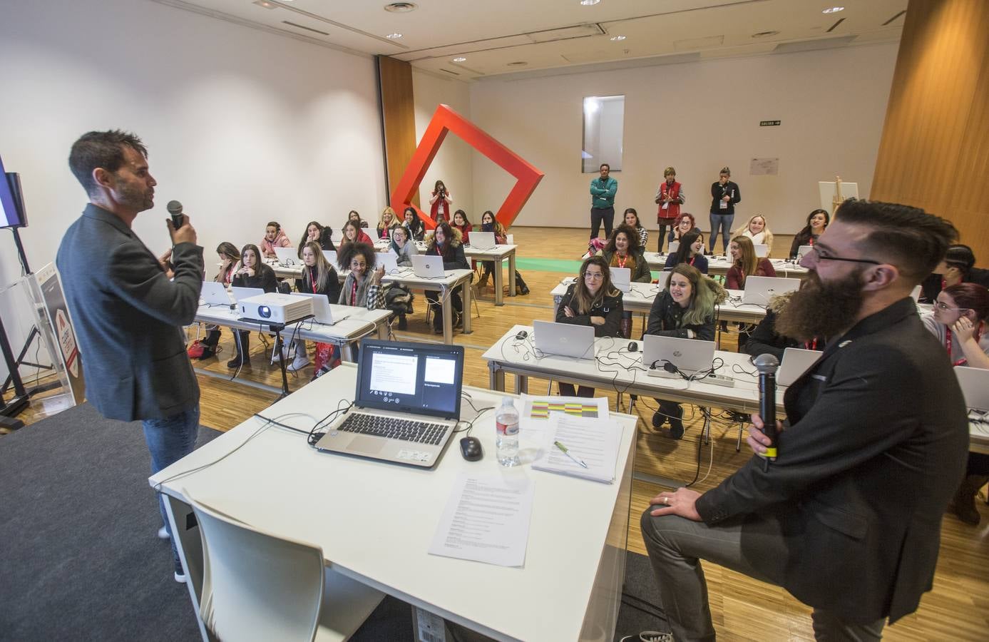 Más de 1.000 escolares de centros educativos de Primaria, Secundaria y Formación Profesional de Cantabria y País Vasco han visitado hoy en Santander CyberCamp 2017, el mayor evento de ciberseguridad organizado por el Instituto Nacional de Ciberseguridad (INCIBE), y han participado en diferentes actividades programadas para capacitarlos en el buen uso de la red.