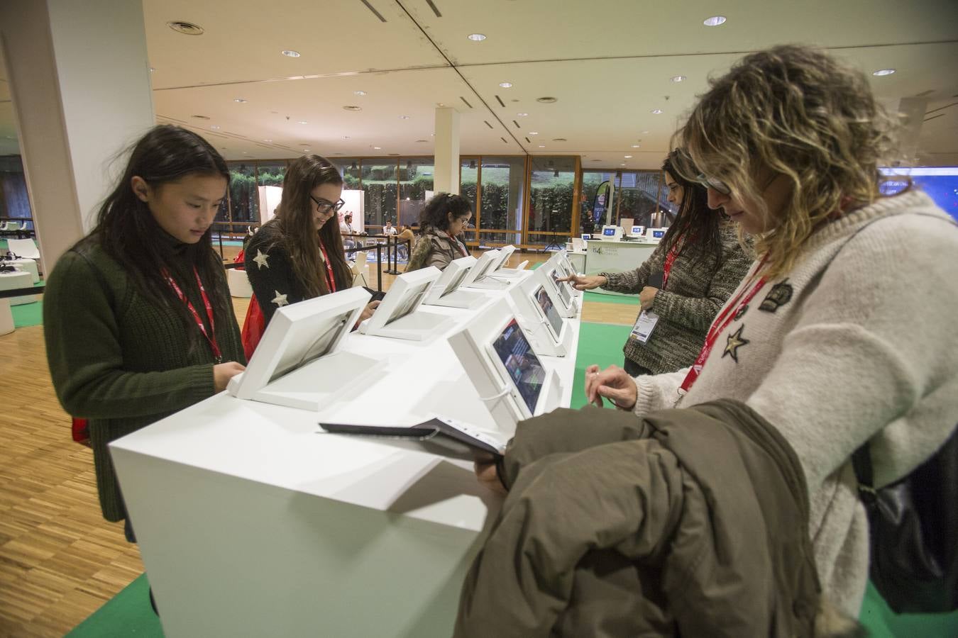 Más de 1.000 escolares de centros educativos de Primaria, Secundaria y Formación Profesional de Cantabria y País Vasco han visitado hoy en Santander CyberCamp 2017, el mayor evento de ciberseguridad organizado por el Instituto Nacional de Ciberseguridad (INCIBE), y han participado en diferentes actividades programadas para capacitarlos en el buen uso de la red.