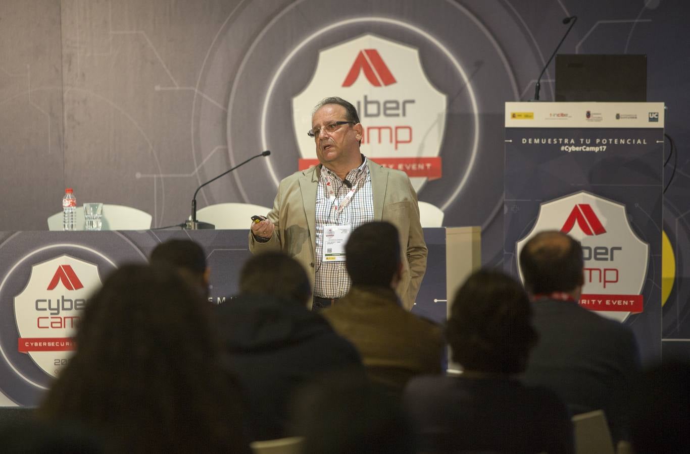 Más de 1.000 escolares de centros educativos de Primaria, Secundaria y Formación Profesional de Cantabria y País Vasco han visitado hoy en Santander CyberCamp 2017, el mayor evento de ciberseguridad organizado por el Instituto Nacional de Ciberseguridad (INCIBE), y han participado en diferentes actividades programadas para capacitarlos en el buen uso de la red.