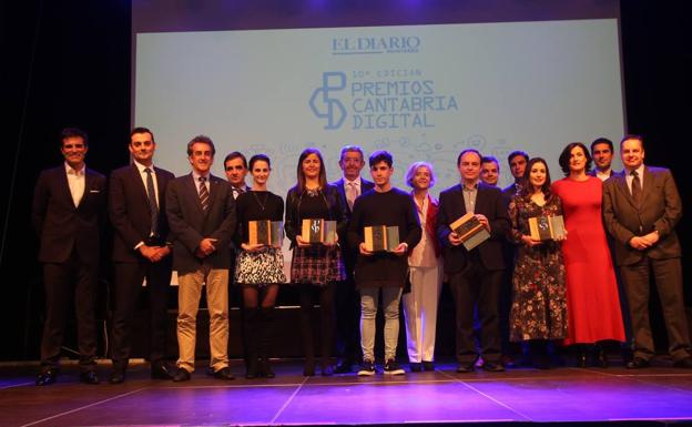 Galardonados, organizadores y representantes institucionales en la entrega de los Premios Cantabria Digital