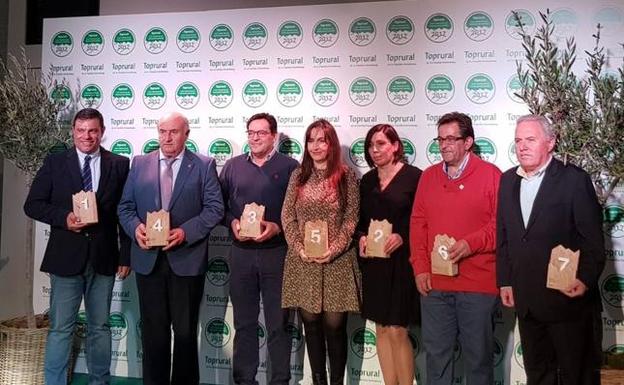 Eva Cotera, tercera por la derecha, en la entrega de los premios