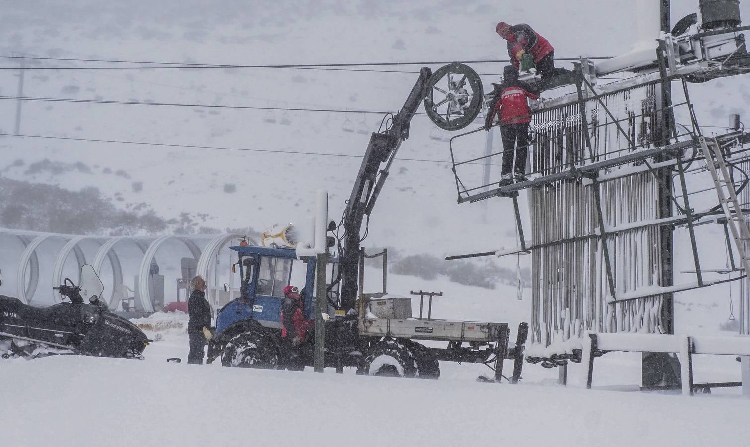 Uso obligatorio de cadenas en cuatro puertos de Cantabria, termómetros que marcan casi 5 grados bajo cero y alerta naranja por un frente polar. Es el resumen meteorológico de este jueves, 30 de noviembre, en Cantabria