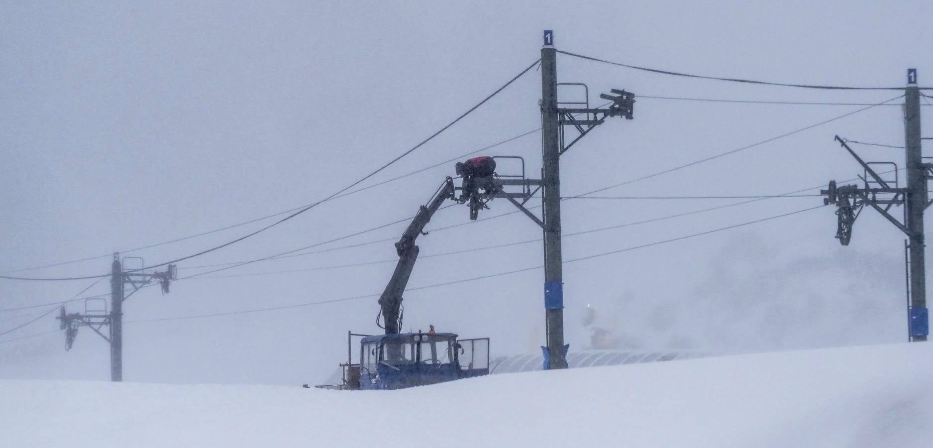 Uso obligatorio de cadenas en cuatro puertos de Cantabria, termómetros que marcan casi 5 grados bajo cero y alerta naranja por un frente polar. Es el resumen meteorológico de este jueves, 30 de noviembre, en Cantabria