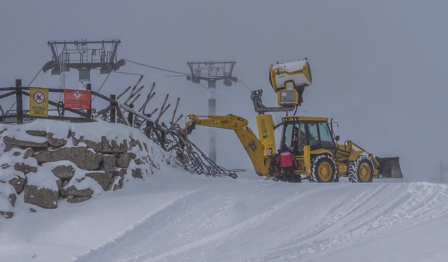 Uso obligatorio de cadenas en cuatro puertos de Cantabria, termómetros que marcan casi 5 grados bajo cero y alerta naranja por un frente polar. Es el resumen meteorológico de este jueves, 30 de noviembre, en Cantabria