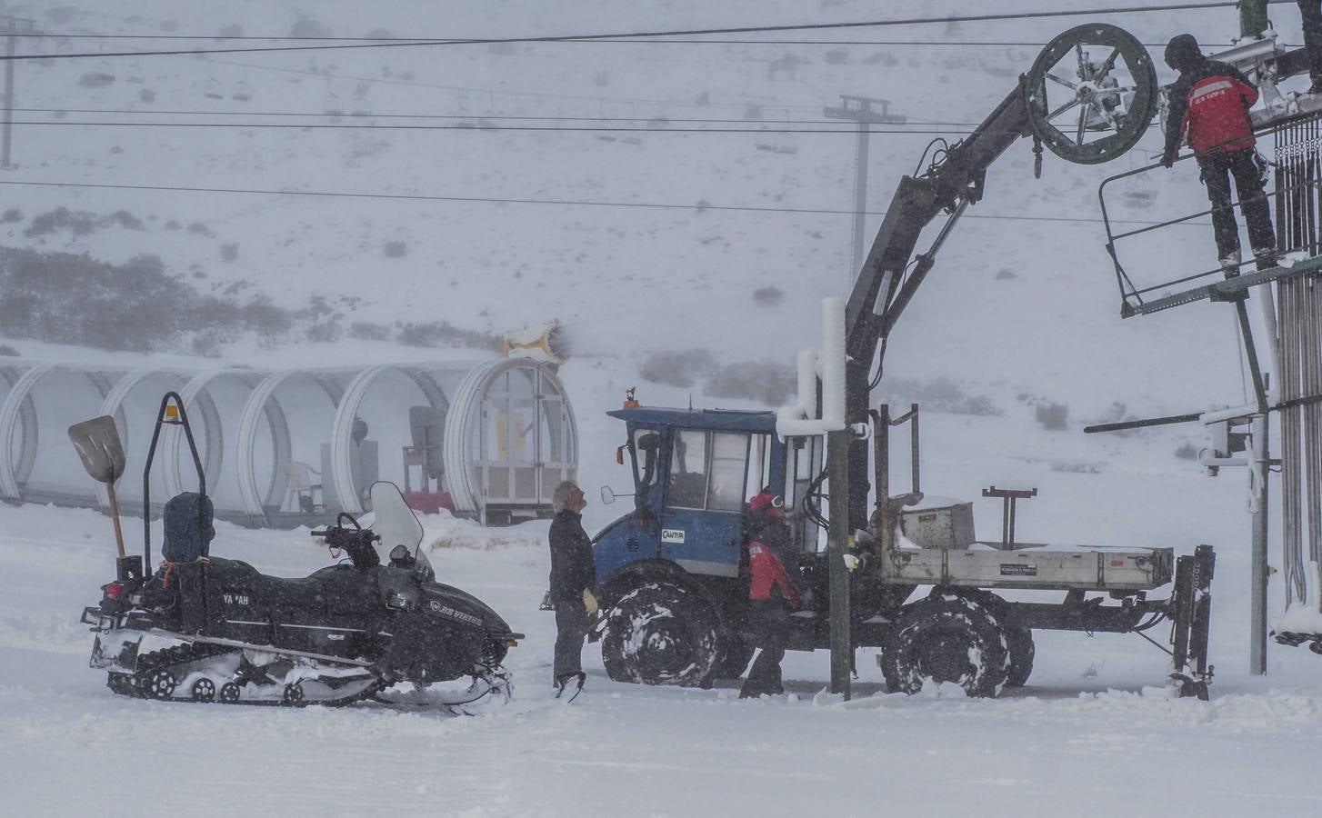 Uso obligatorio de cadenas en cuatro puertos de Cantabria, termómetros que marcan casi 5 grados bajo cero y alerta naranja por un frente polar. Es el resumen meteorológico de este jueves, 30 de noviembre, en Cantabria