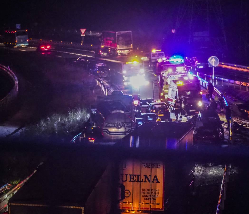 Hasta trece vehículos –doce turismos y un camión de grandes dimensiones– se vieron implicados en el choque en cadena provocado por el estado de la calzada. En el momento del suceso, el suelo estaba muy deslizante por culpa de una intensa granizada que sorprendió a los conductores en torno a las 18.00 horas. 