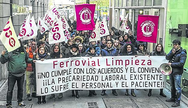 Medio centenar de trabajadores se concentró ayer a las puertas del Orecla, donde las partes no llegaron a un acuerdo