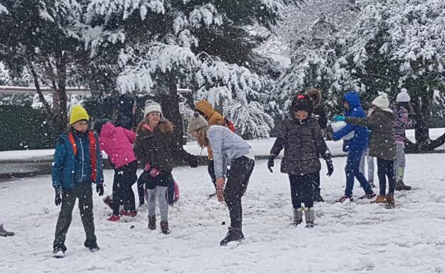 Galería. Alumnos de Potes juegan con la nieve en Polientes.